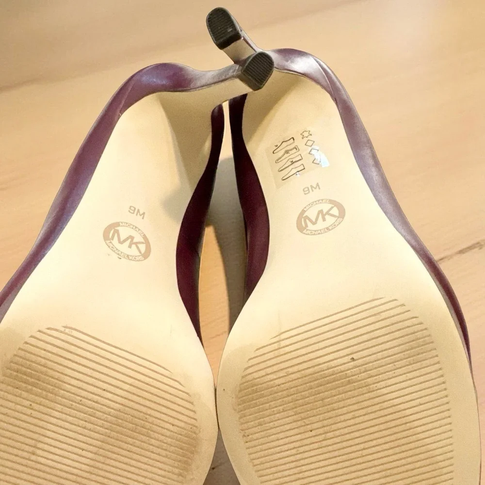 Michael Kors Genuine NWOT Antoinette Leather Pump burgundy SZ/9 Gold MK logo